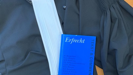Edo Moll Erfrecht boek en toga